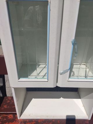 Mueble Vitrina y microondas