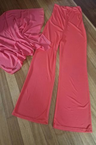 conjunto de mono y sobre  camisa