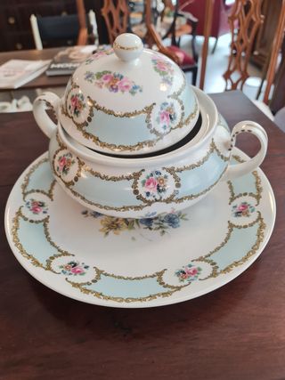 Sopera italiana con fuente de presentación