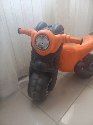 Moto corre pasillos