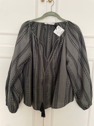 Camisa gris con bordados 