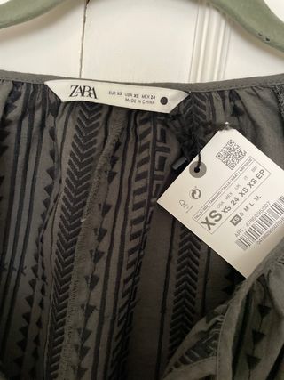 Camisa gris con bordados 