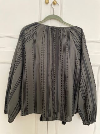 Camisa gris con bordados 