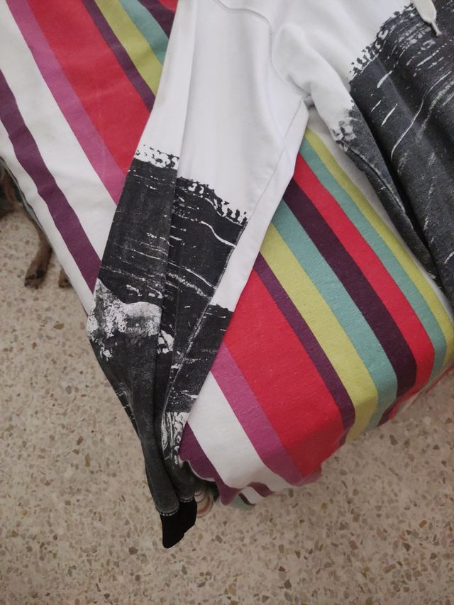 Sudadera blanca con caucha, estampado gris/negro