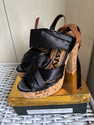 Sandalia fiesta, color negro, tacón alto.