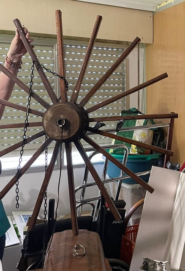 Rueda de Carro antigua hecho lámpara