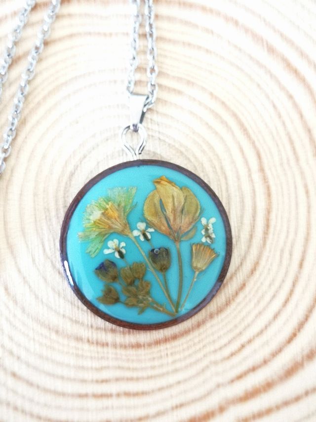 Colgante de madera con flores naturales