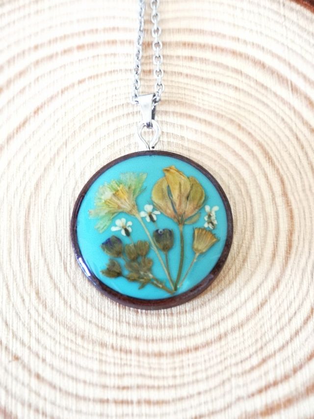 Colgante de madera con flores naturales