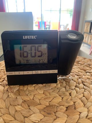 Despertador alarma y proyección en el techo