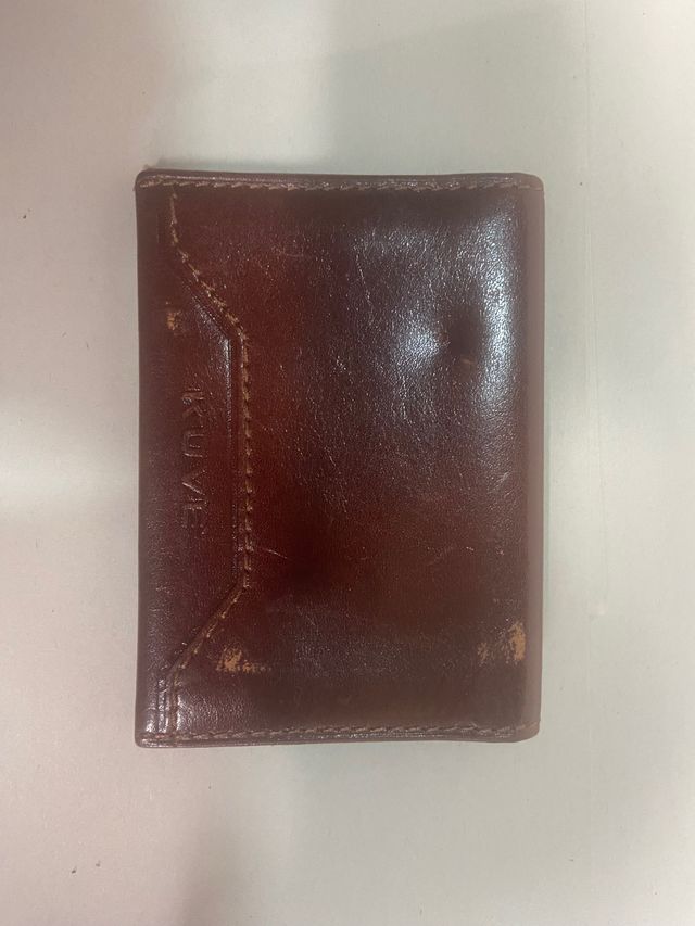 Portafoglio e carte in pelle marrone