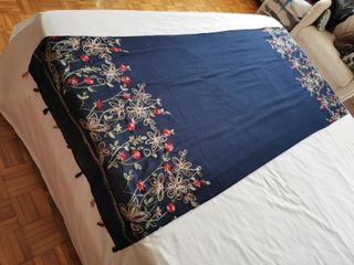 Scialle/stola nuovo in morbido tessuto decorato