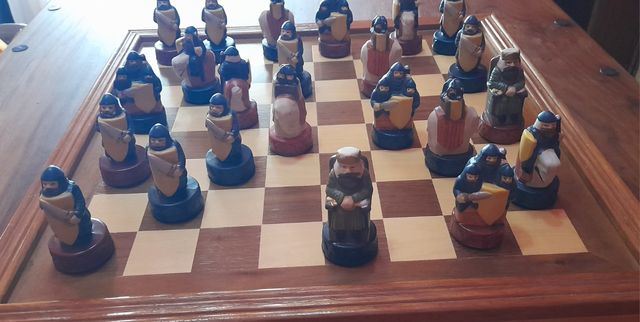 Ajedrez con figuras de cerámica