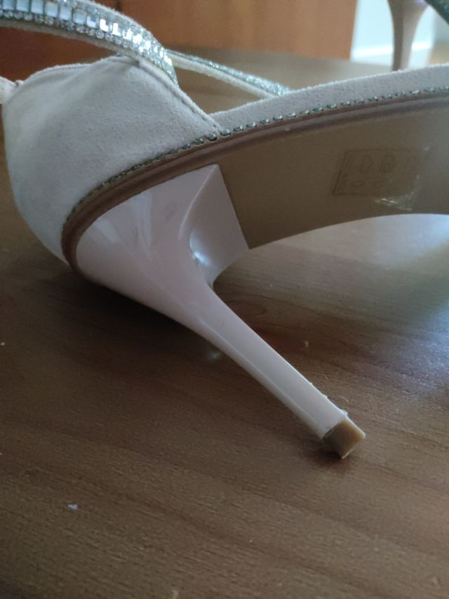 Sandalia en perfecto estado, color carne.