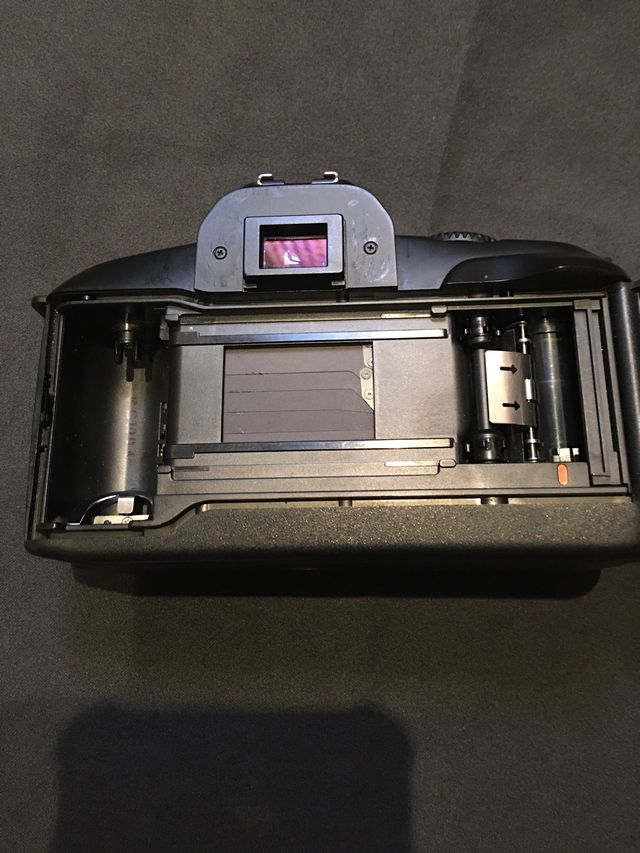 Cámara canon eos 850 de 35mm.