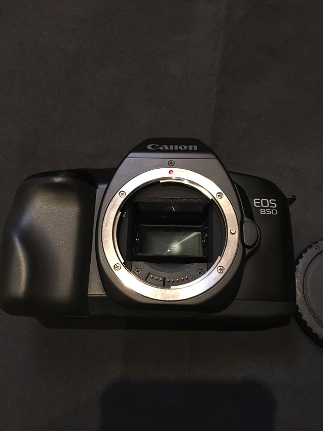 Cámara canon eos 850 de 35mm.