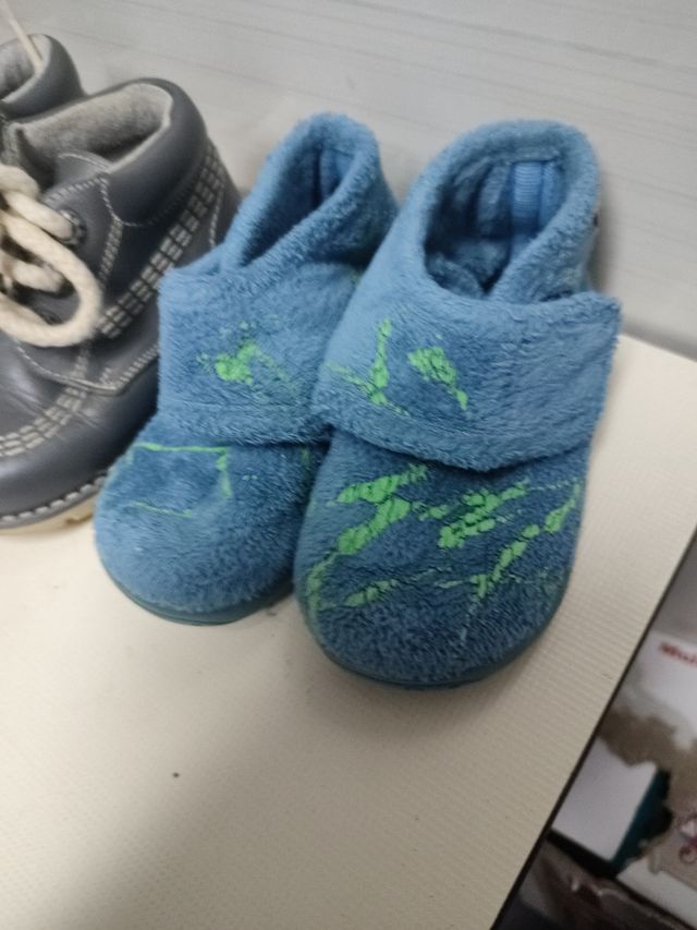 zapatillas, zapato, zapatillas de casa son de niño