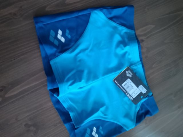 N. 2 Costumi Arena misura 14/15anni