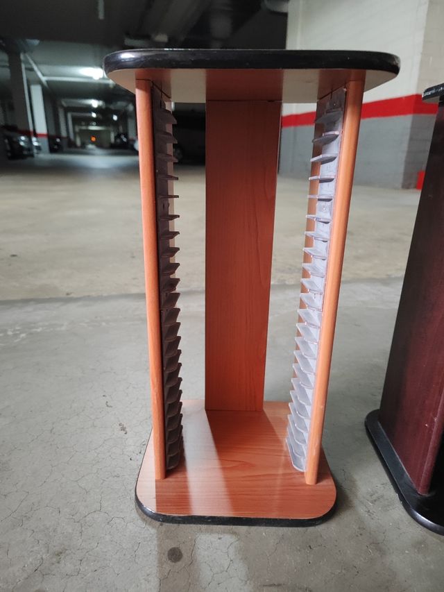 2 Torres de madera para guardar Cd's
