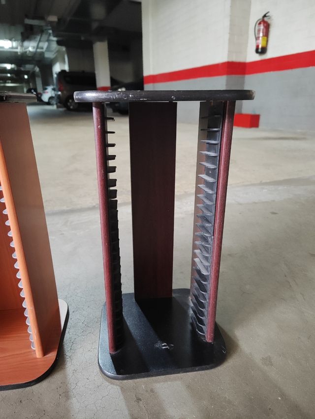 2 Torres de madera para guardar Cd's