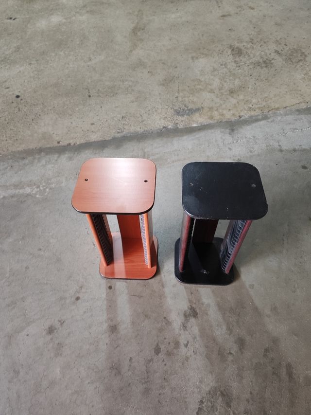 2 Torres de madera para guardar Cd's
