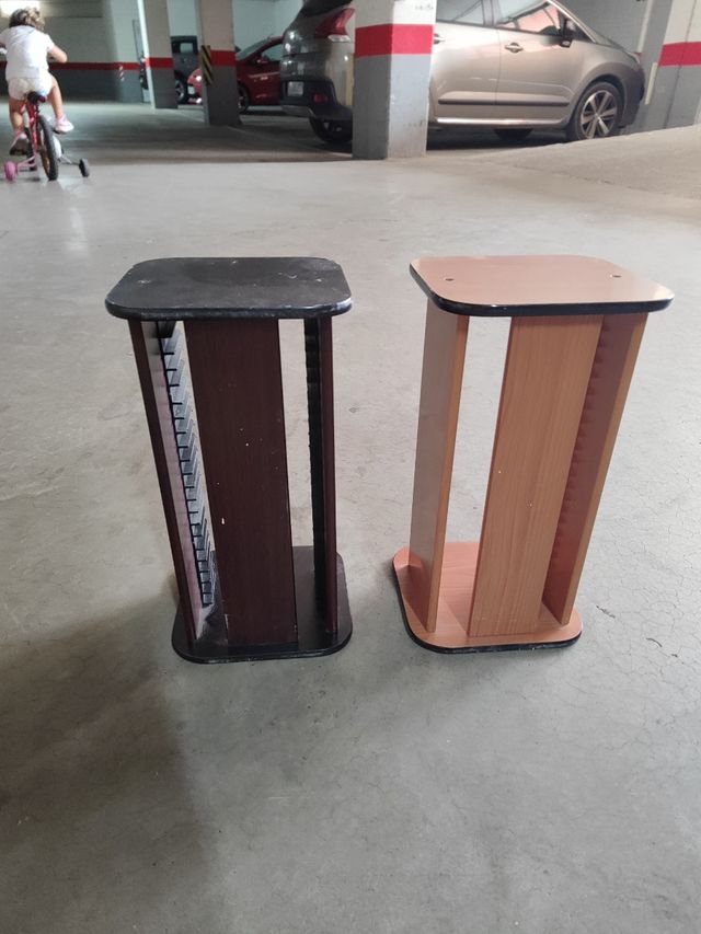 2 Torres de madera para guardar Cd's
