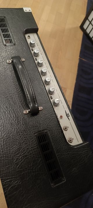 Amplificador valvular Crate 33V 212
