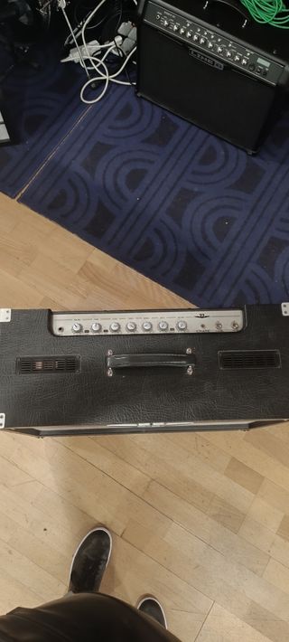 Amplificador valvular Crate 33V 212