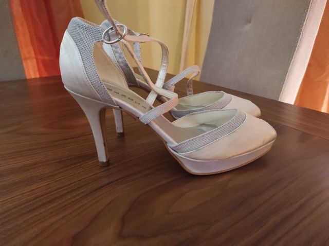 Zapatos de fiesta color blanco y plateado