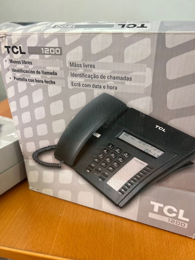 𝐓𝐞𝐥𝐞́𝐟𝐨𝐧𝐨 𝐬𝐨𝐛𝐫𝐞 𝐦𝐞𝐬𝐚 𝐩𝐚𝐫𝐚 𝐥𝐚 𝐜𝐚𝐬𝐚