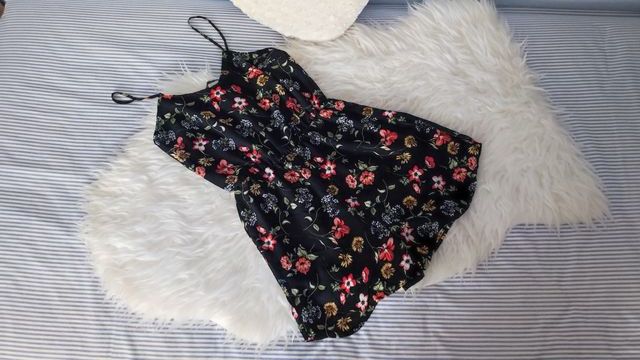 Mono negro de flores