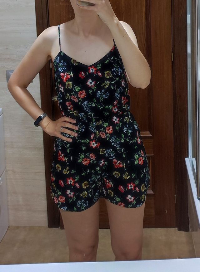 Mono negro de flores