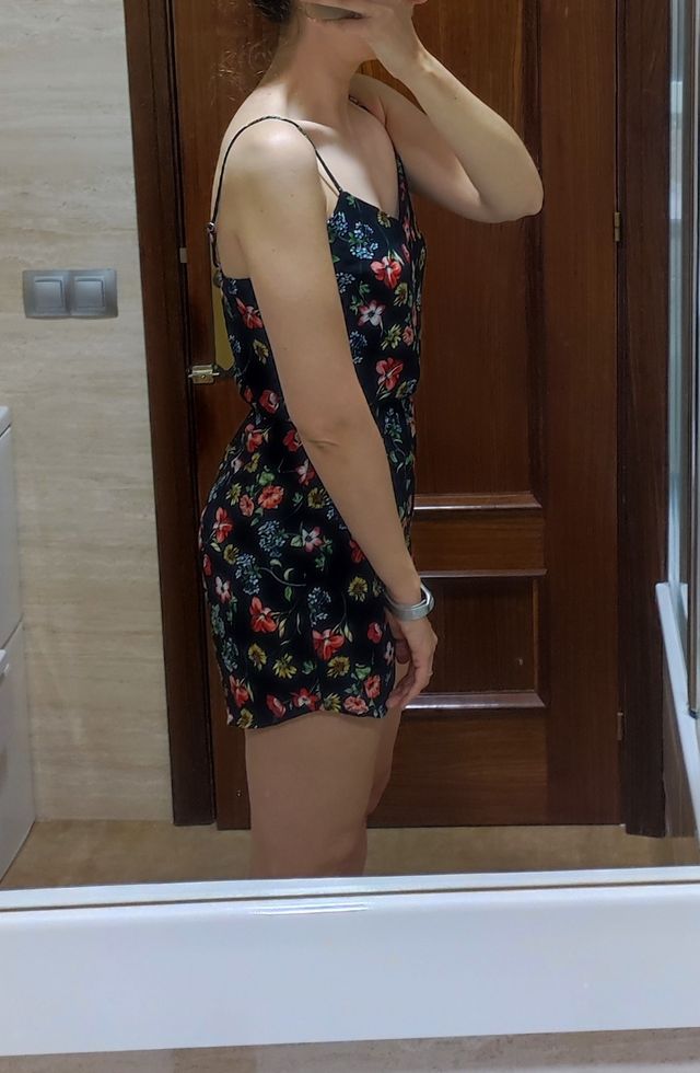 Mono negro de flores