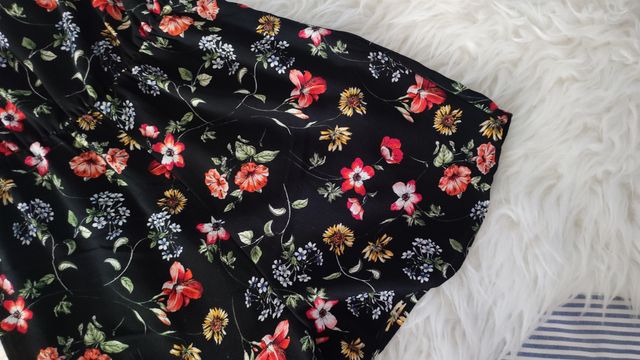 Mono negro de flores