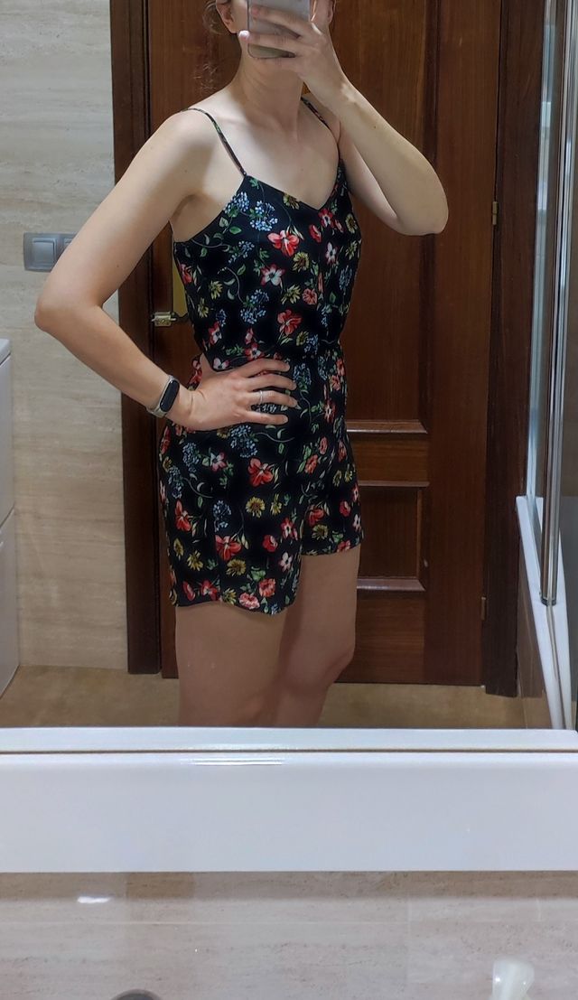 Mono negro de flores