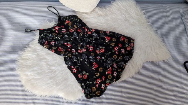 Mono negro de flores