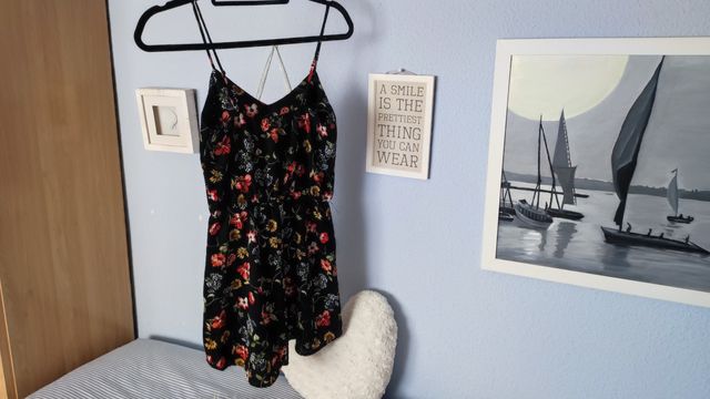 Mono negro de flores