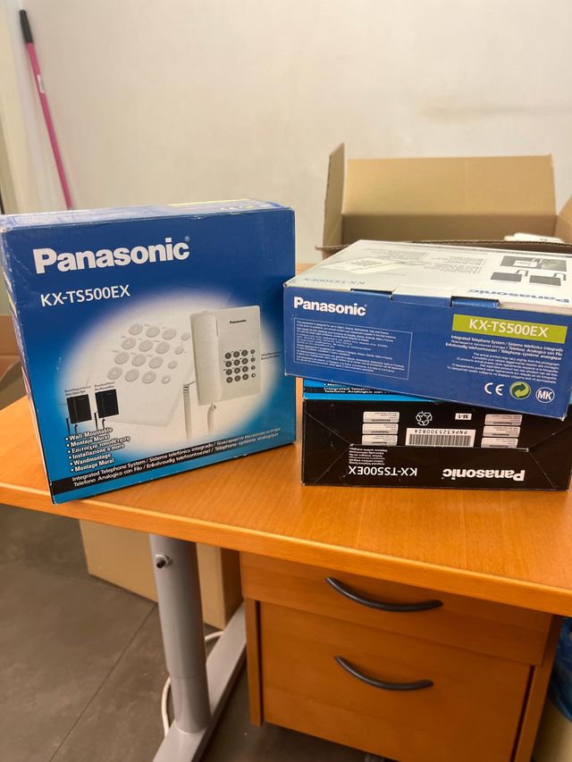 𝐓𝐞𝐥𝐞́𝐟𝐨𝐧𝐨 𝐬𝐨𝐛𝐫𝐞 𝐦𝐞𝐬𝐚 𝐨 𝐩𝐚𝐫𝐞𝐝 𝐏𝐚𝐧𝐚𝐬𝐨𝐧𝐢𝐜