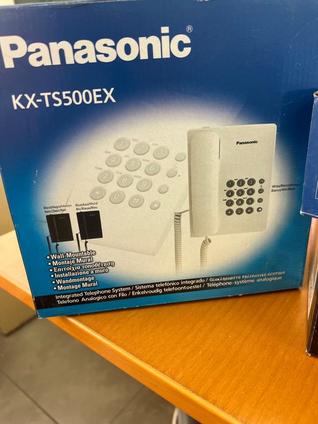 𝐓𝐞𝐥𝐞́𝐟𝐨𝐧𝐨 𝐬𝐨𝐛𝐫𝐞 𝐦𝐞𝐬𝐚 𝐨 𝐩𝐚𝐫𝐞𝐝 𝐏𝐚𝐧𝐚𝐬𝐨𝐧𝐢𝐜