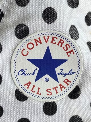 converse blancas con puntos negros