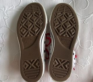 converse blancas con puntos negros