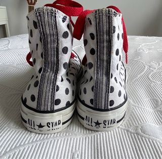 converse blancas con puntos negros