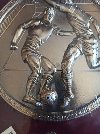 Medalla bronce futbol en placa imitando a madera