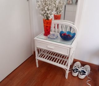 Mesilla de mimbre vintage, con cristal