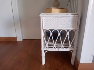 Mesilla de mimbre vintage, con cristal
