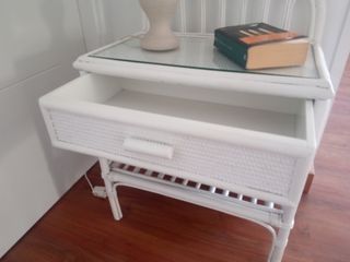 Mesilla de mimbre vintage, con cristal