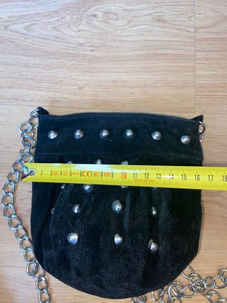 Bolso negro con tachuelas