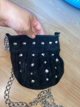 Bolso negro con tachuelas