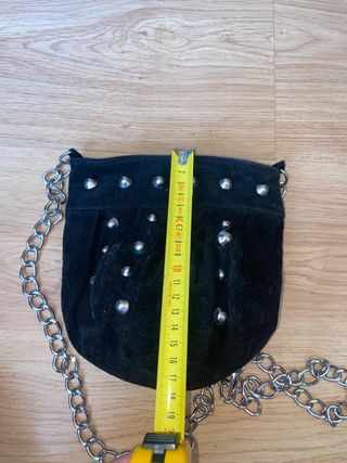 Bolso negro con tachuelas