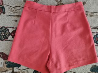 Pantalón corto de Stradivarius.