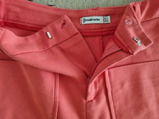 Pantalón corto de Stradivarius.